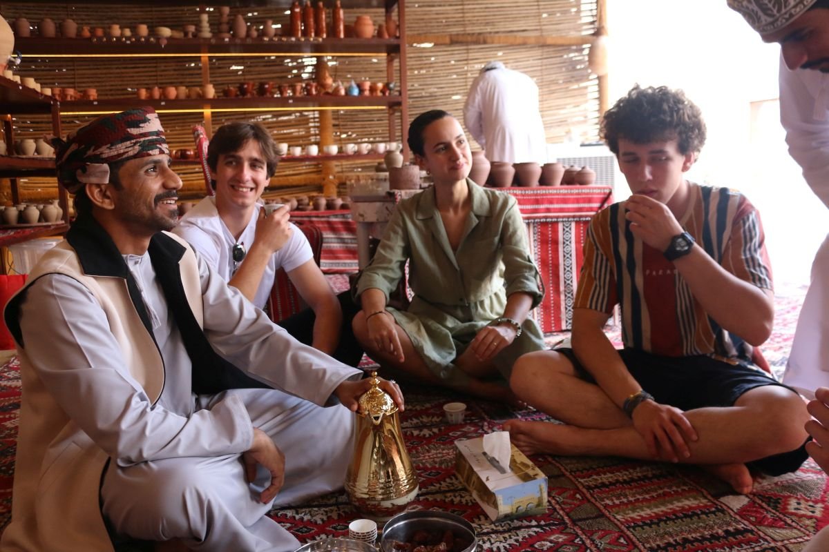 Az ománi kultúrával is megismerkedett. Bálint Botond balról a második &bullet;  Fotó: Bálint Botond személyes archívuma