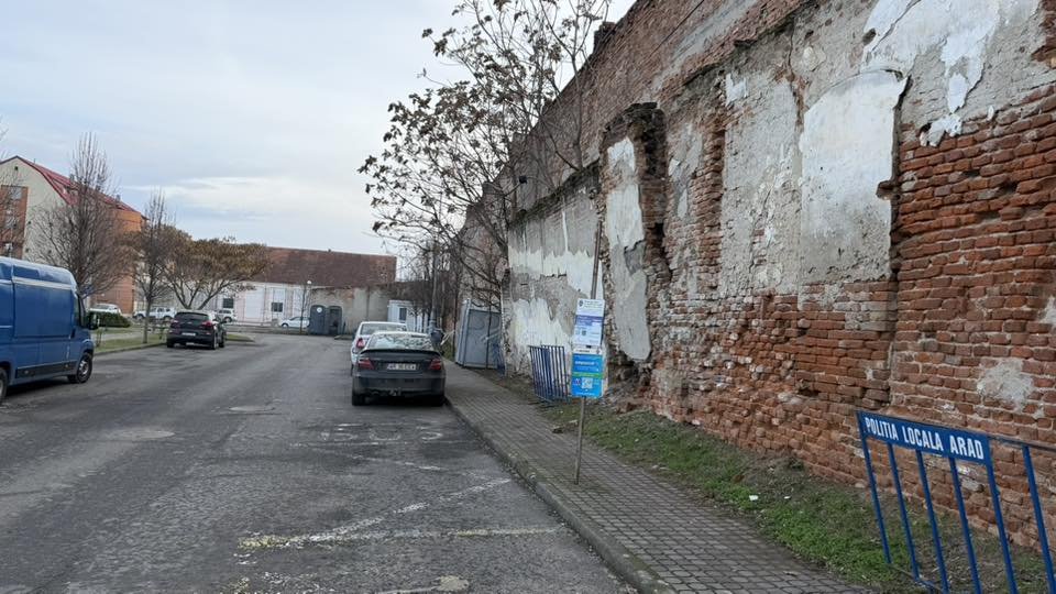 Gyalogosokra, autókra egyaránt veszélyt jelent a megdőlt fal &bullet;  Fotó: specialarad.ro/Ervin Brădean