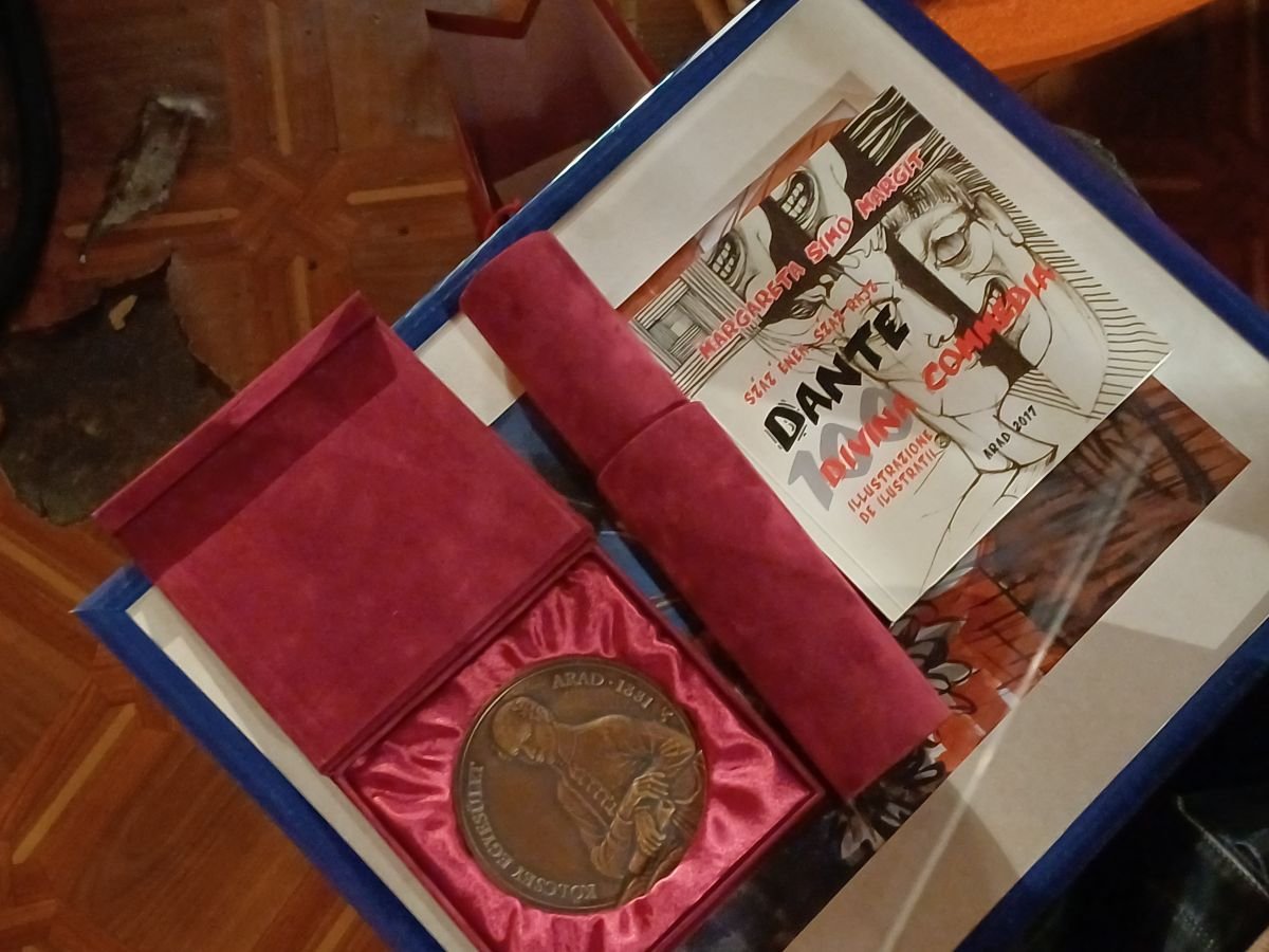 A Kölcsey-díjjal Fritz Mihály ötvösművész bronzplakettje és idén Simó Margit képzőművész Dante-illusztrációi társult &bullet;  Fotó: Pataky Lehel Zsolt
