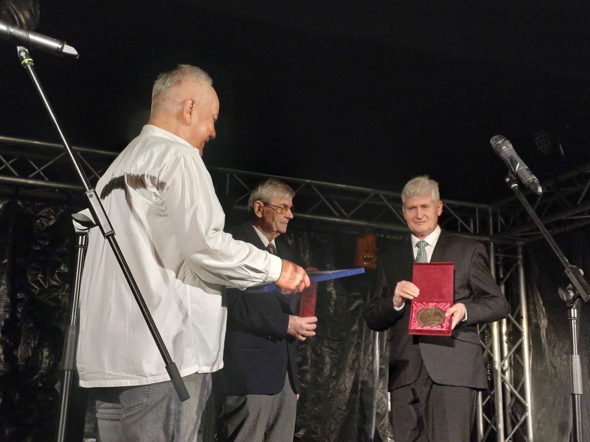 Az egyesület alelnöke és elnöke átadja a díjat Kurunczi Ferencnek &bullet;  Fotó: Pataky Lehel Zsolt
