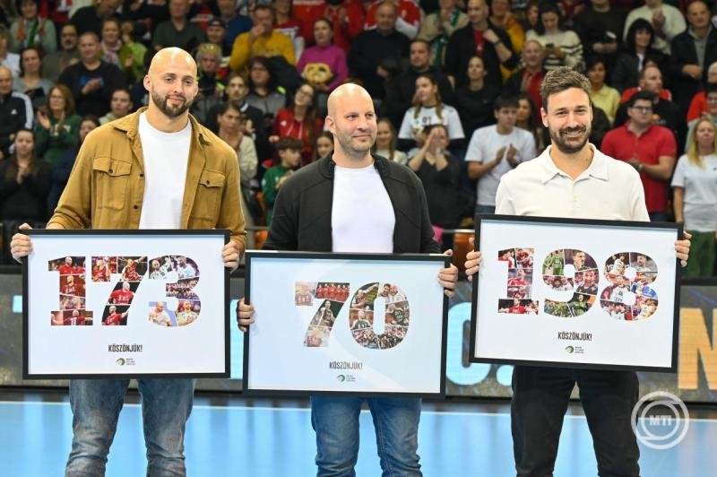 A válogatottságtól visszavonult Ancsin Gábort, Balogh Zsoltot és Lékai Mátét búcsúztatták el a meccs szünetében &bullet;  Fotó: MTI