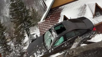 Panzió tetején „parkolt le” egy autó a népszerű hegyvidéki üdülőhelyen