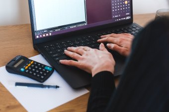 Közgazdász: a közszférának kell viselnie a deficitcsökkentő intézkedések terheit a következő időszakban