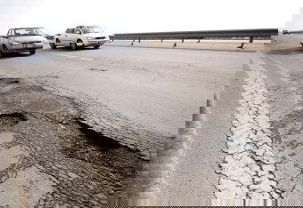 Defekteket okoznak a téli úthibák, a hatóságok szerint már zajlanak a javítások