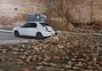 Leomlott egy téglafal az aradi Román–magyar megbékélés parkjában