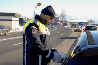 Közúti razzia újságírók jelenlétében az E60-as főúton: forgalomból kivont autók, súlyos műszaki hibák (VIDEÓ)
