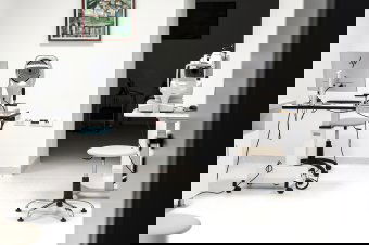 Megelőzés, technológia, emberi tényező: így működik egy sikeres szemészeti kórház (VIDEÓ)