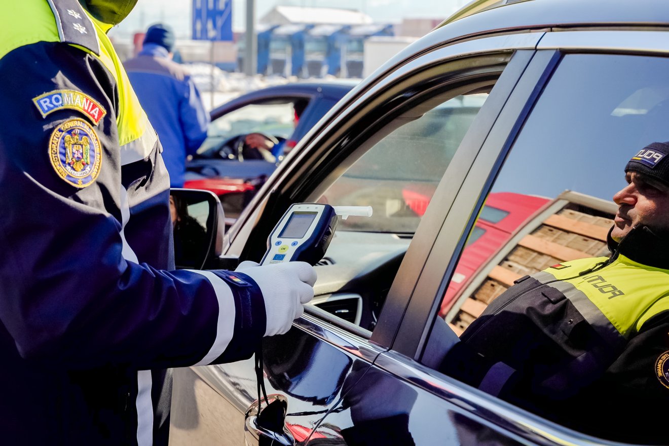 Álló autónak, útjelző oszlopnak ütköztek, sáncban is kikötöttek ittas sofőrök