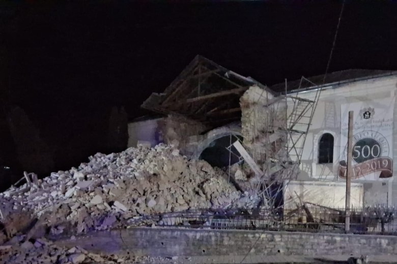 Leomlott a szilágycsehi református templom, megsérült egy rendőrnő, tetemes az anyagi kár