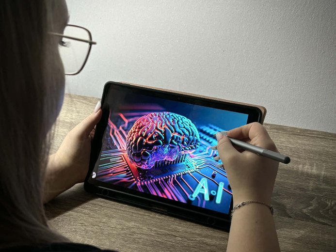 Egyre nagyobb szerepet játszik vizsgaidőszakban is az AI – Kolozsvári egyetemisták a mesterséges intelligenciáról