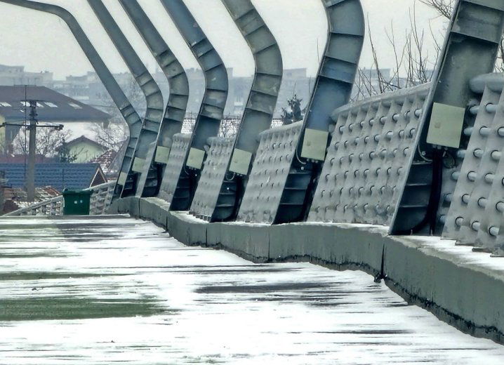 Porlad a beton, hámlik a burkolat az újépítésű hídon, de az önkormányzat szerint ez „természetes”