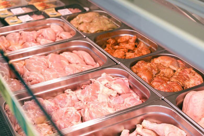 Megtiltaná a fagyasztott hús frissként történő értékesítését a mezőgazdasági miniszter