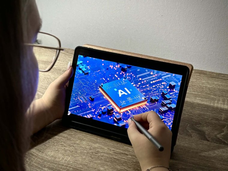 Házi feladat és lelki tanácsadás AI-val – a fiatalok 99 százaléka használja mindenféle iránymutatás nélkül