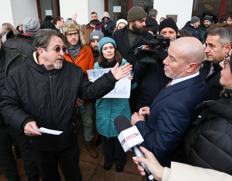 Visszavonta a művészekre vonatkozó vitatott rendeletét a kulturális miniszter, de az ügy még nem zárult le