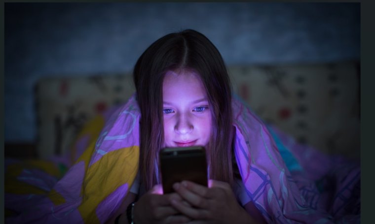 Nem a cicás fotók pörgetik a rendszert – tinédzserek az algoritmusok és a profitra hajtó közösségi média szorításában