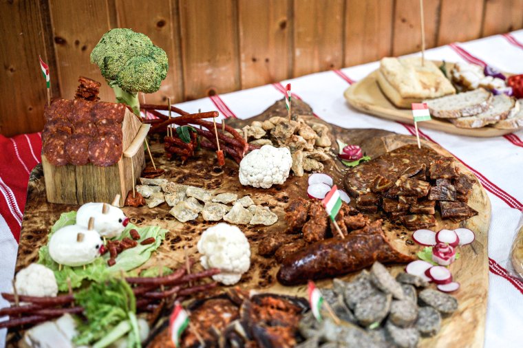 Gyermekkorunk ízvilága elevenedett meg a házi készítésű hústermékek és pálinkák tordaszentlászlói ünnepén