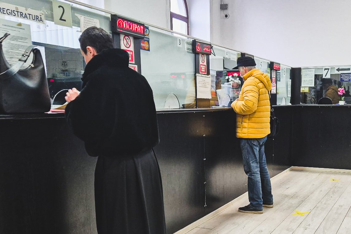 A szakszervezet illetékese szerint a megszorítási tervek mellett az is nagy terhet jelent a hivatali alkalmazottaknak, hogy ők kapják a lakossági szemrehányásokat az adóemelések miatt &bullet;  Fotó: Orbán Orsolya