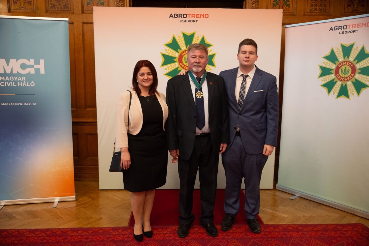Családjával a Nemzet Gazdásza-díj átvételén &bullet;  Fotó: Facebook/Balla Géza Pincészet