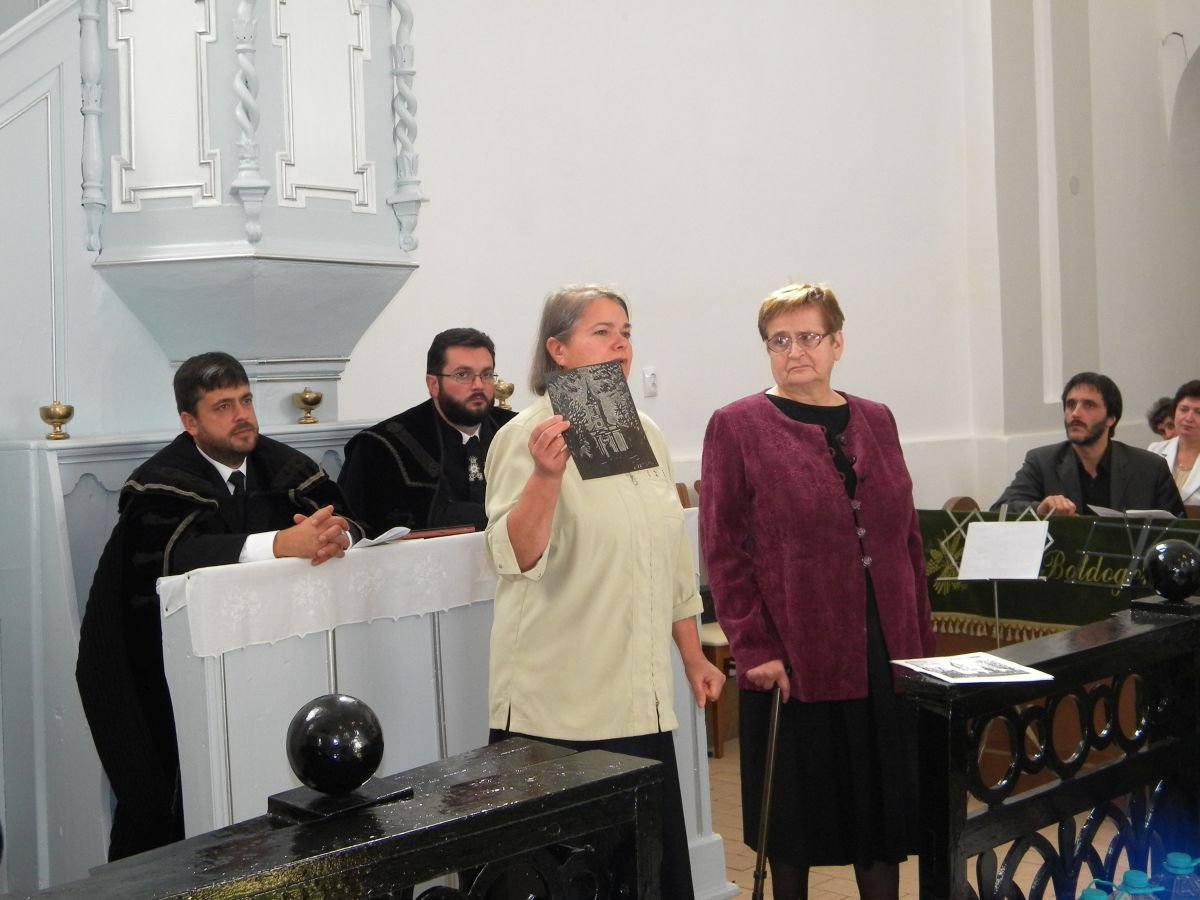 A 2017-ben újraszentelt kisperegi református templomról készült linómetszettel a kezében &bullet;  Fotó: Pataky Lehel Zsolt