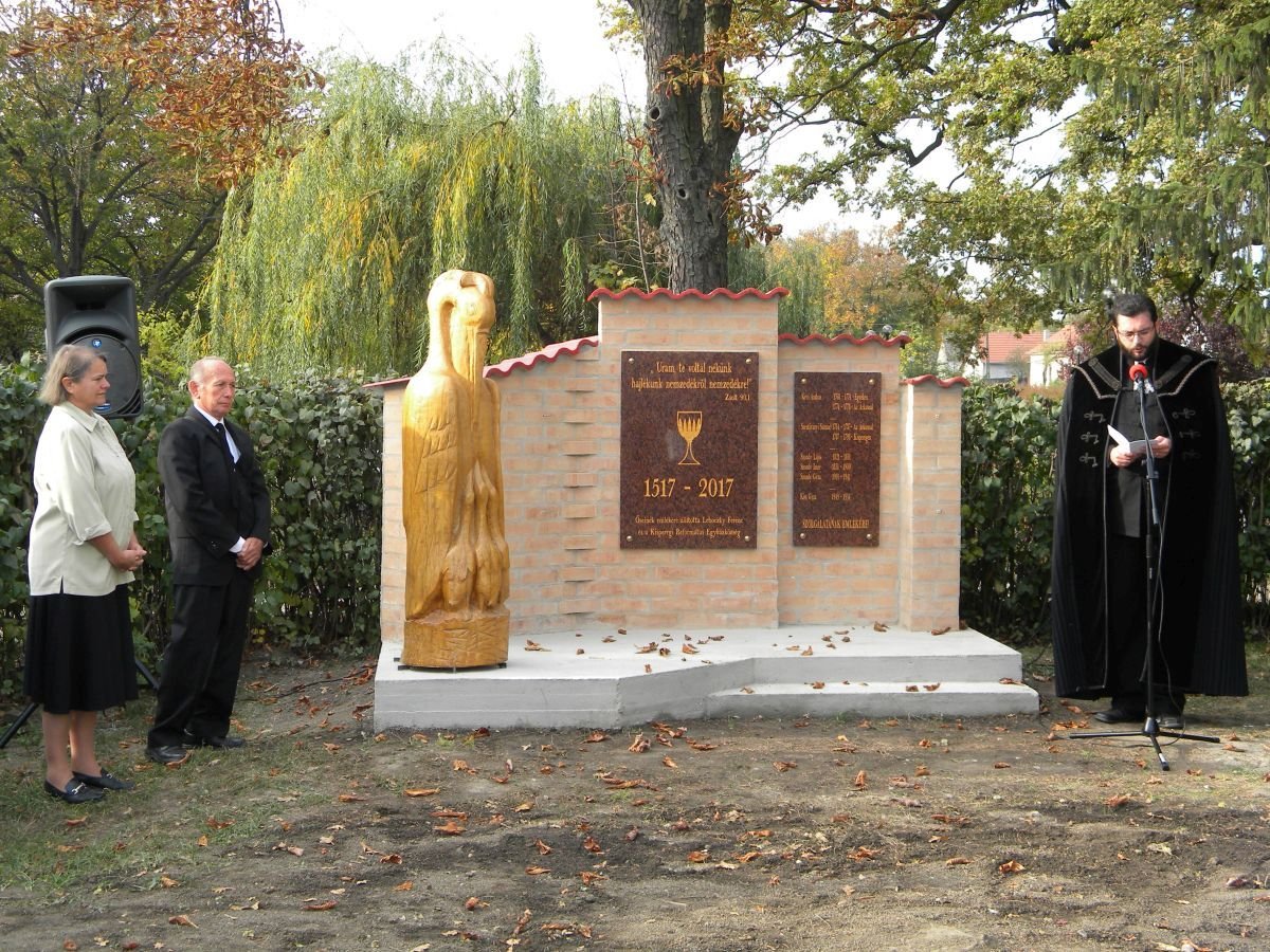 A reformáció 500. évfordulójára készített pelikánszobra Kisperegen &bullet;  Fotó: Pataky Lehel Zsolt