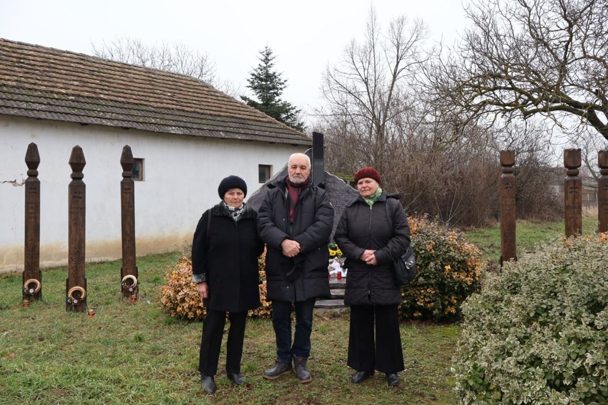 A simonyifalvi deportáltak emlékművénél: Páll Irén, akinek az édesanyját vitték kényszermunkára, Szívós László kőfaragó, akinek a nagyanyja járta meg a GULAG-ot,  Brittich Erzsébet, akinek több rokona is volt a szovjet lágerekben &bullet;  Fotó: Pataky Lehel Zsolt