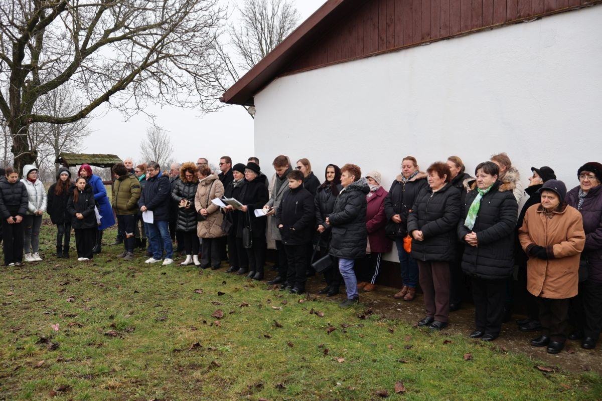 Megemlékezők a Simonyiak Háza udvarán &bullet;  Fotó: Pataky Lehel Zsolt