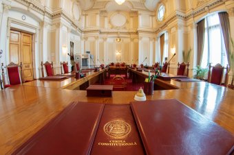 Szabadságra ment az egyik alkotmánybíró, várhatóan ismét elhalasztják a döntést a különnyugdíjakról