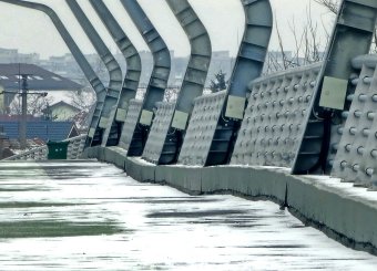 Porlad a beton, hámlik a burkolat az újépítésű hídon, de az önkormányzat szerint ez „természetes”