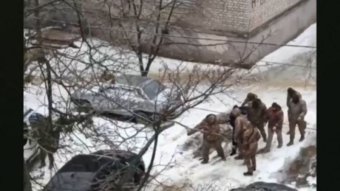 Ukrán toborzótiszteket vettek őrizetbe, mert agyonvertek egy férfit kényszersorozás közben