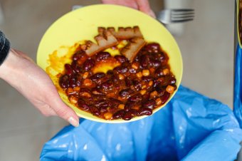 Percenként egy teherautónyi élelmiszer kerül a szemétbe Romániában, miközben sokan szegénységben élnek