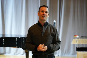 Tetemes óvadék ellenében bűnügyi felügyelet alá helyezték Robert Negoițát, de hivatalát nem gyakorolhatja