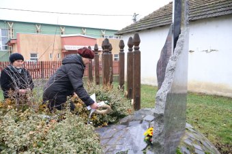 Deportáltakra emlékeztek: nyolcgyerekes apa, gyűrűs menyasszony is áldozata lett a szovjet lágereknek