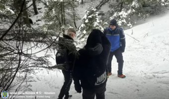 Megfelelő felszerelés nélkül kirándultak a hófödte hegyen a fiatalok, csendőrök fordították vissza őket