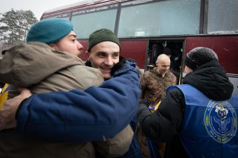 Ukrajna: lezajlott az amerikaiak által tető alá hozott hadifogolycsere, újraélesztik az amerikai–orosz katonai kapcsolatokat