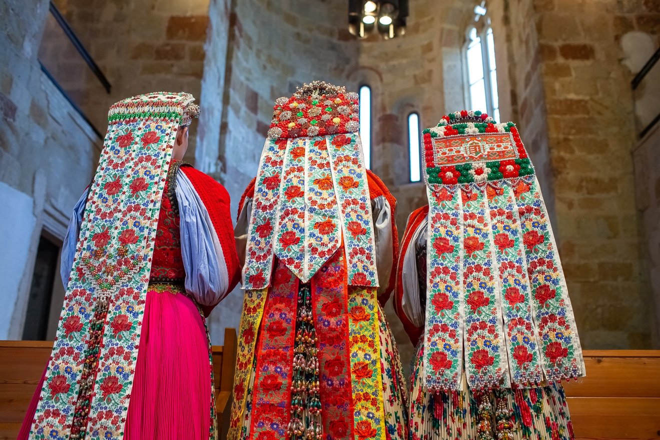 Kalotaszeg gyöngyös koronái – Kiss Gabriella népi iparművész új kötetéről, a párták díszes, egyedi világáról