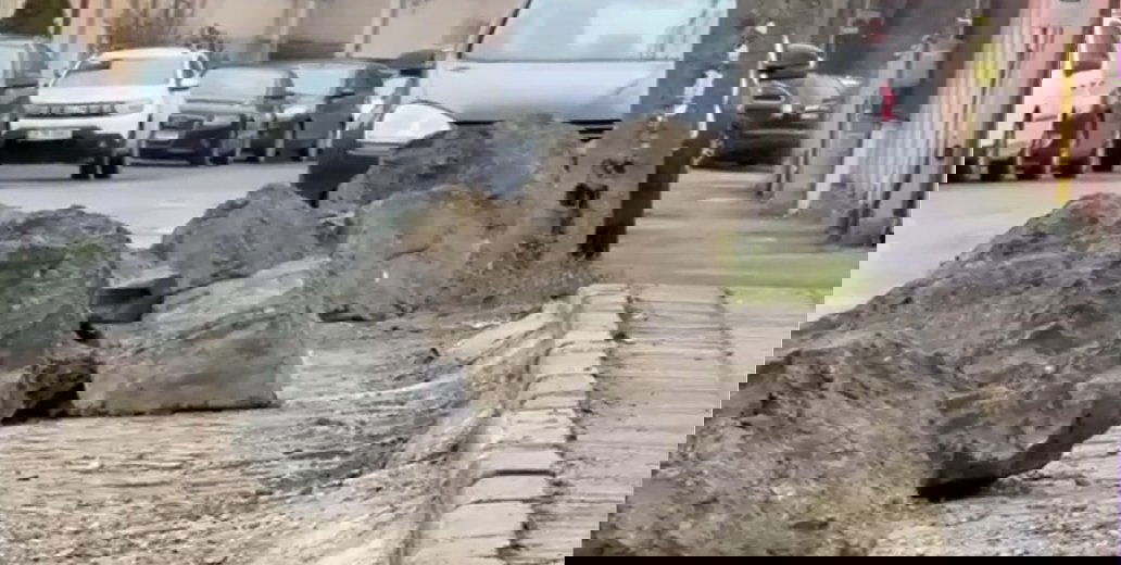 Nagy kövekkel akadályozzák az egyik városban, hogy az autósok a járdára parkoljanak