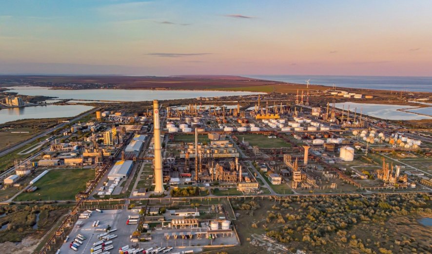 Még jobban elszállhatnak az üzemanyagárak? Karbantartás miatt leállították Románia legnagyobb kőolajfinomítóját