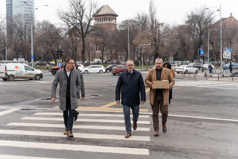 Adócsökkentési törekvések: több mint 10 000 aláírással érkeztek Bukarestbe a székelyföldi polgármesterek