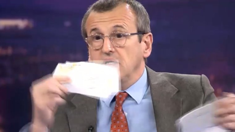 Élő adásban tépte szét a doktori diplomáját egy volt elnöki tanácsadó a doktori címért járó pótlék csökkentése miatt