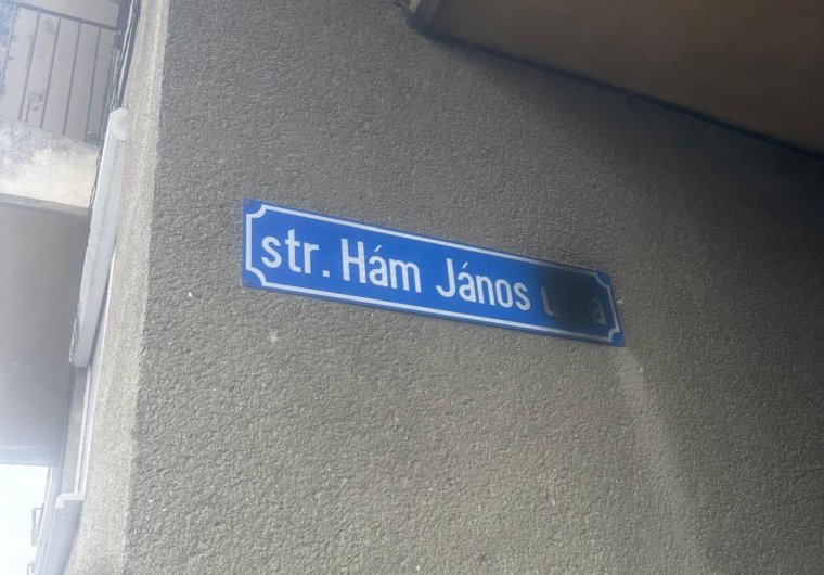 Magyarellenesség Szatmárnémetiben: festékszóróval fújtak le magyar feliratokat