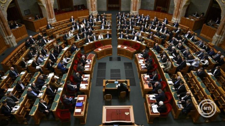 „Nézzen a szemembe!” Felcsaptak az indulatok az Országgyűlésben a külhoni magyarok szavazata kapcsán