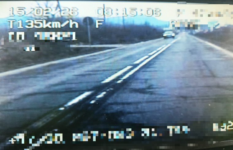 135 km/órával száguldott a városban