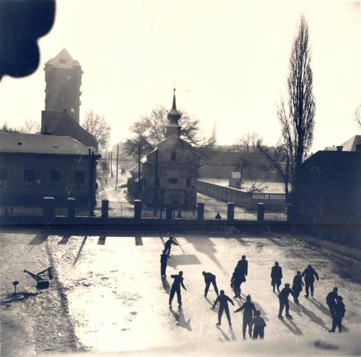 Archív felvétel az egykori Katolikus Gimnázium, a mai Csiky Gergely Főgimnázium első emeleti ablakából. A víztorony szomszédságában a már lebontott Flórián-kápolna látható, a mellett lévő üres telekre épült a megyei rendőr-főkapitányság székhelye &bullet;  Fotó: Facebook/Aradi Víztorony – Örökségünk őrei vetélkedő