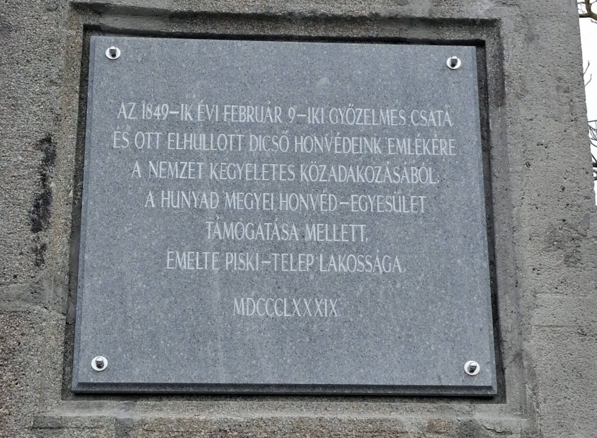Az eredeti bronz feliratok eltűntek, kőbe vésték az eredeti szövegeket &bullet;  Fotó: Facebook/Nemzeti Örökség Intézete