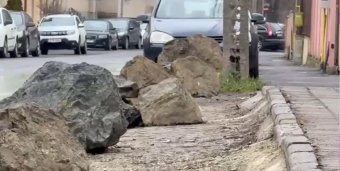 Nagy kövekkel akadályozzák az egyik városban, hogy az autósok a járdára parkoljanak