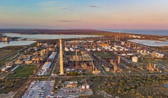 Még jobban elszállhatnak az üzemanyagárak? Karbantartás miatt leállították Románia legnagyobb kőolajfinomítóját