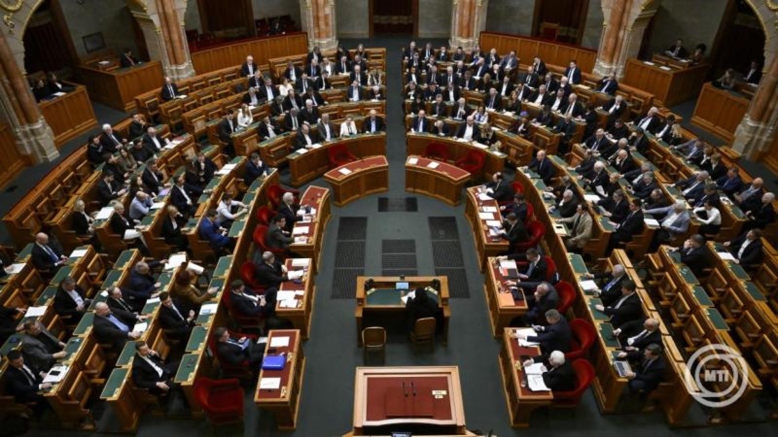 „Nézzen a szemembe!” Felcsaptak az indulatok az Országgyűlésben a külhoni magyarok szavazata kapcsán