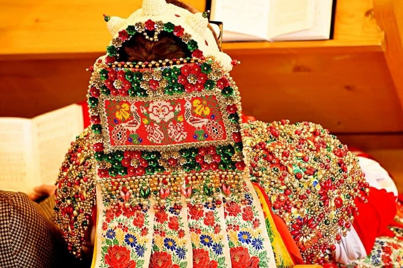 Cifraszoba, juhmérés, kalotaszegi tánc: élő hagyományok a színpompás népviseletéről híres Mérában