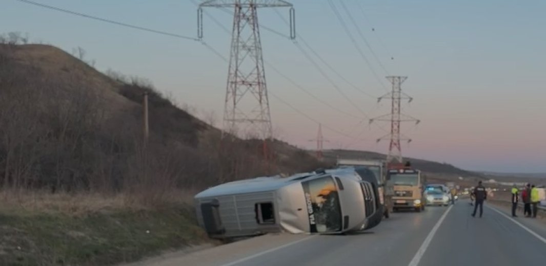 Felborult egy utasokat szállító mikrobusz Kolozsvár határában, négyen kórházba kerültek
