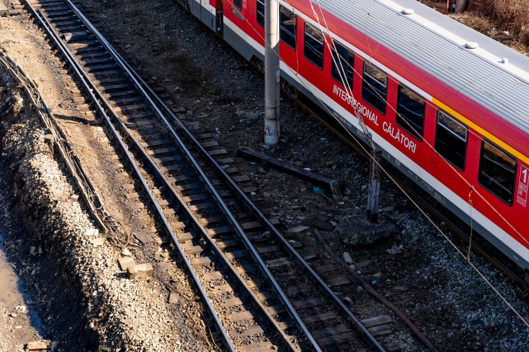 Halálra gázolt a vonat egy nőt és egy mozdony is kigyulladt